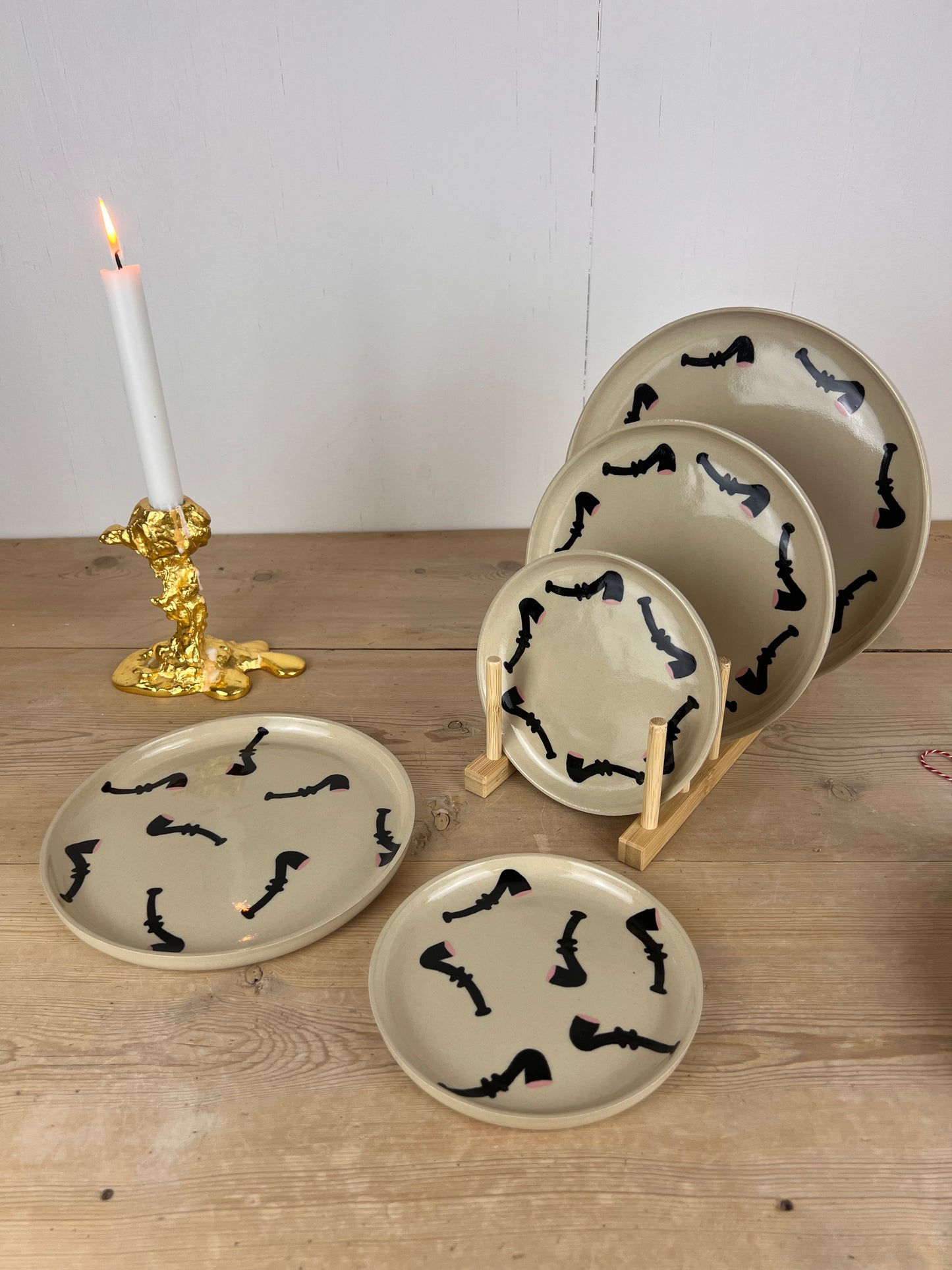 Mellem lakridspibe tallerken