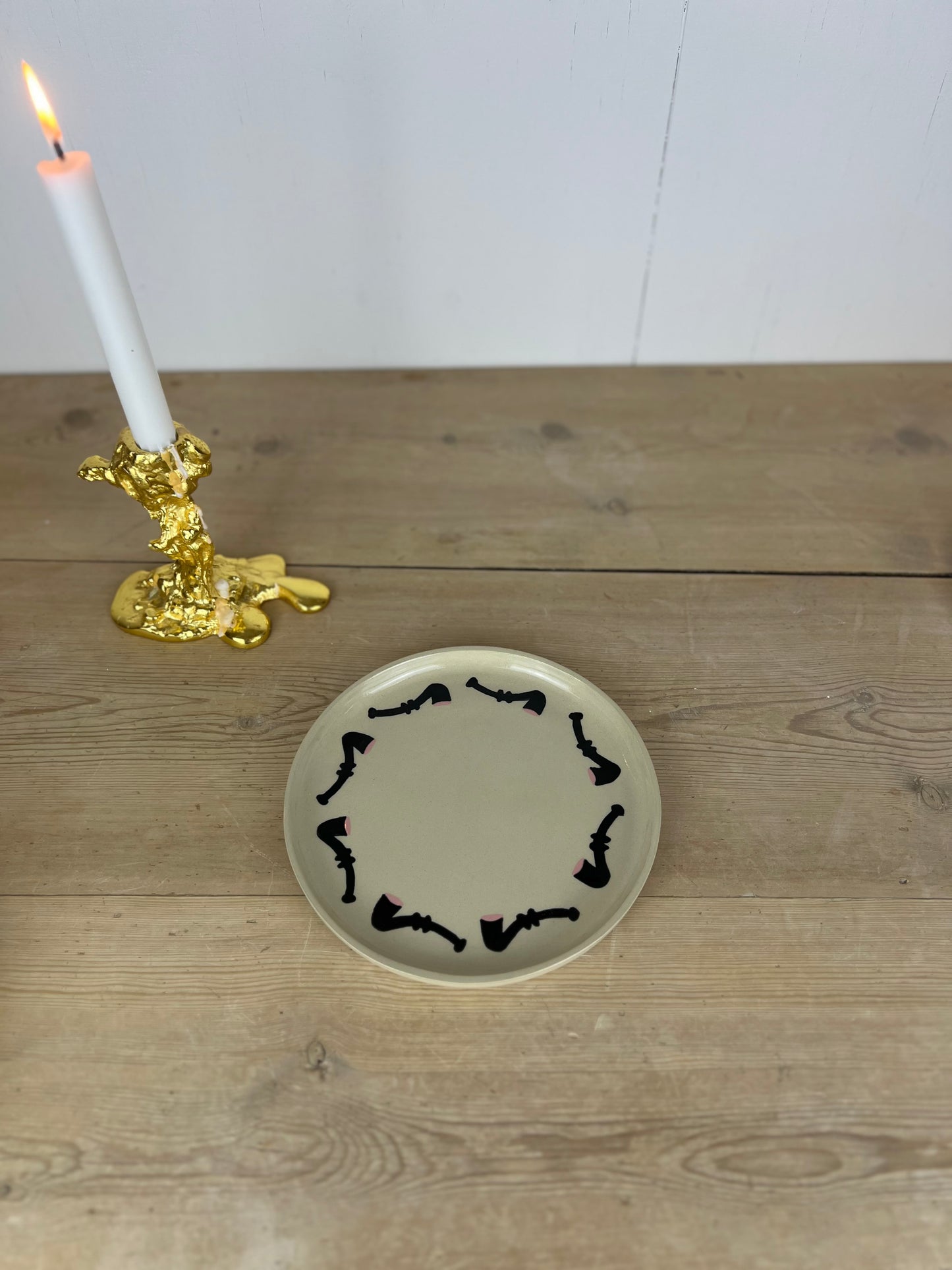 Mellem lakridspibe tallerken