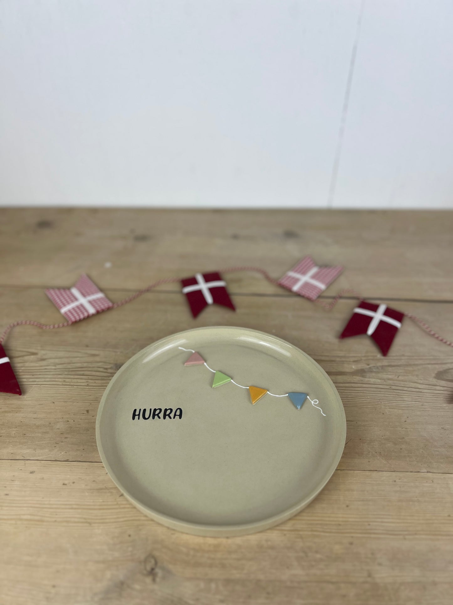 Mellem fødselsdagstallerken m. vimpel