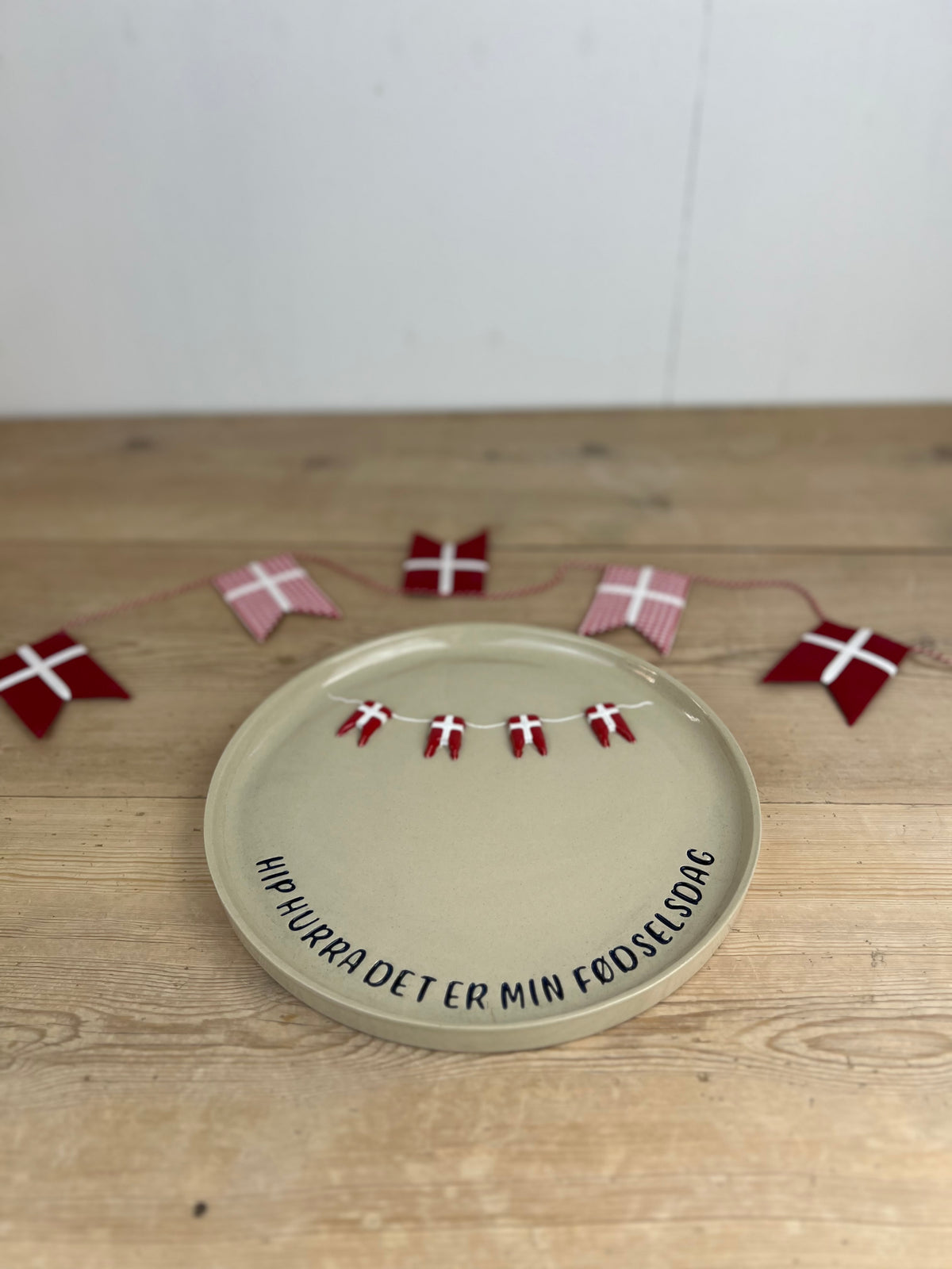 Stor fødselsdagstallerken m. flag