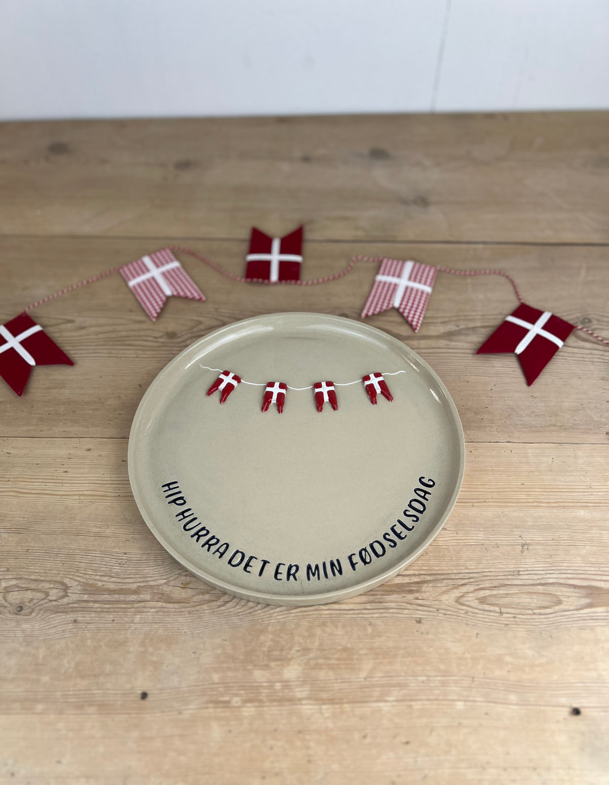 Stor fødselsdagstallerken m. flag